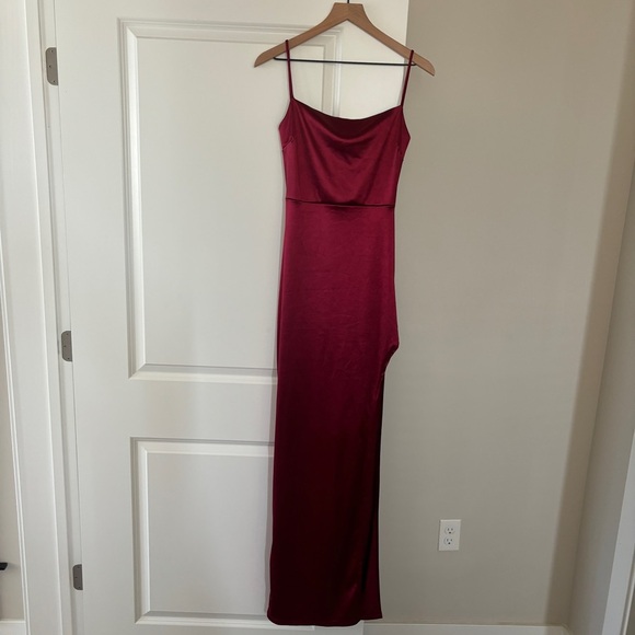 NWT Windsor Maude Formal High Slit Open Back Satin Maxi Dress Burgundy Size L - Picture 2 of 7